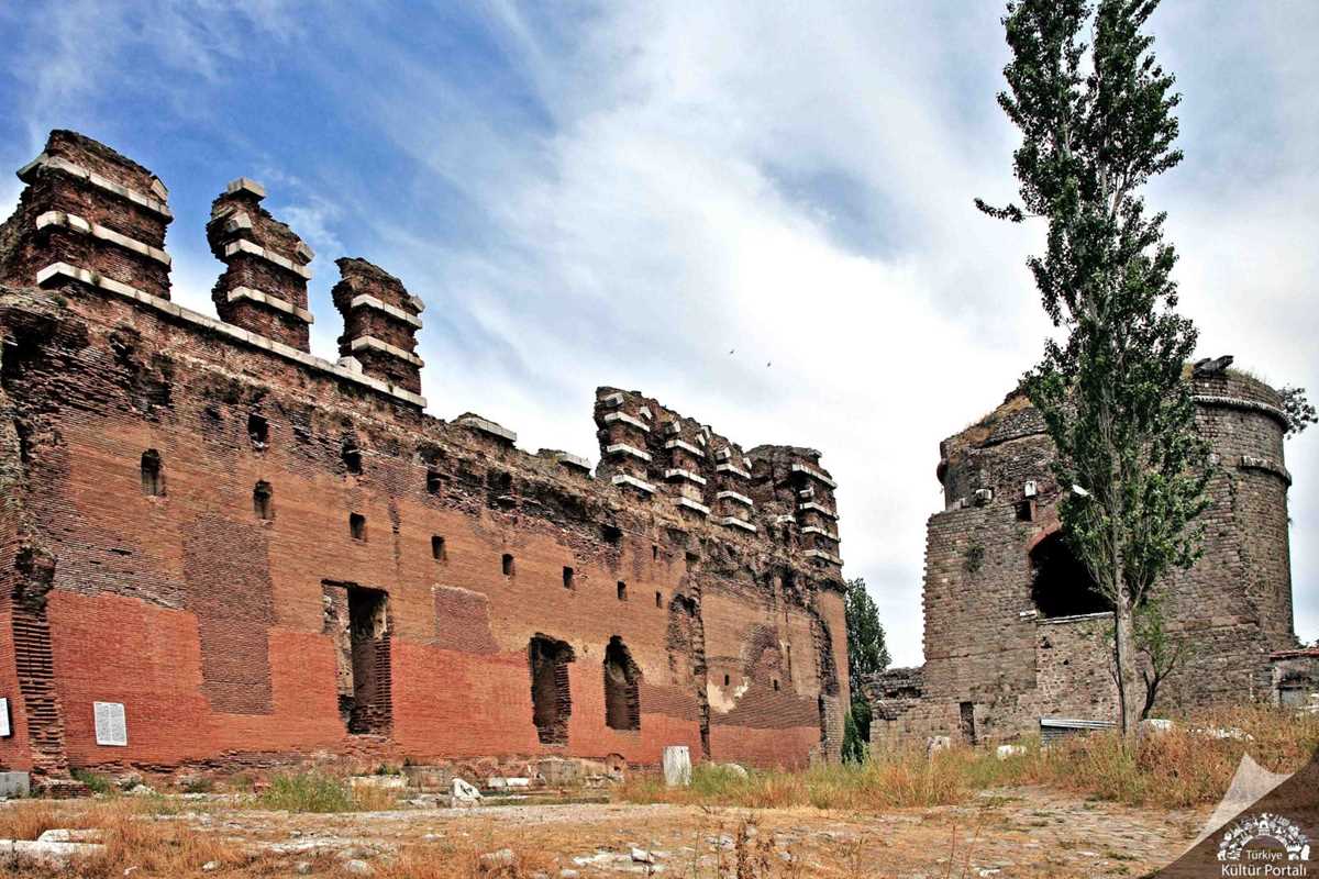 Bergama Kızıl Avlu