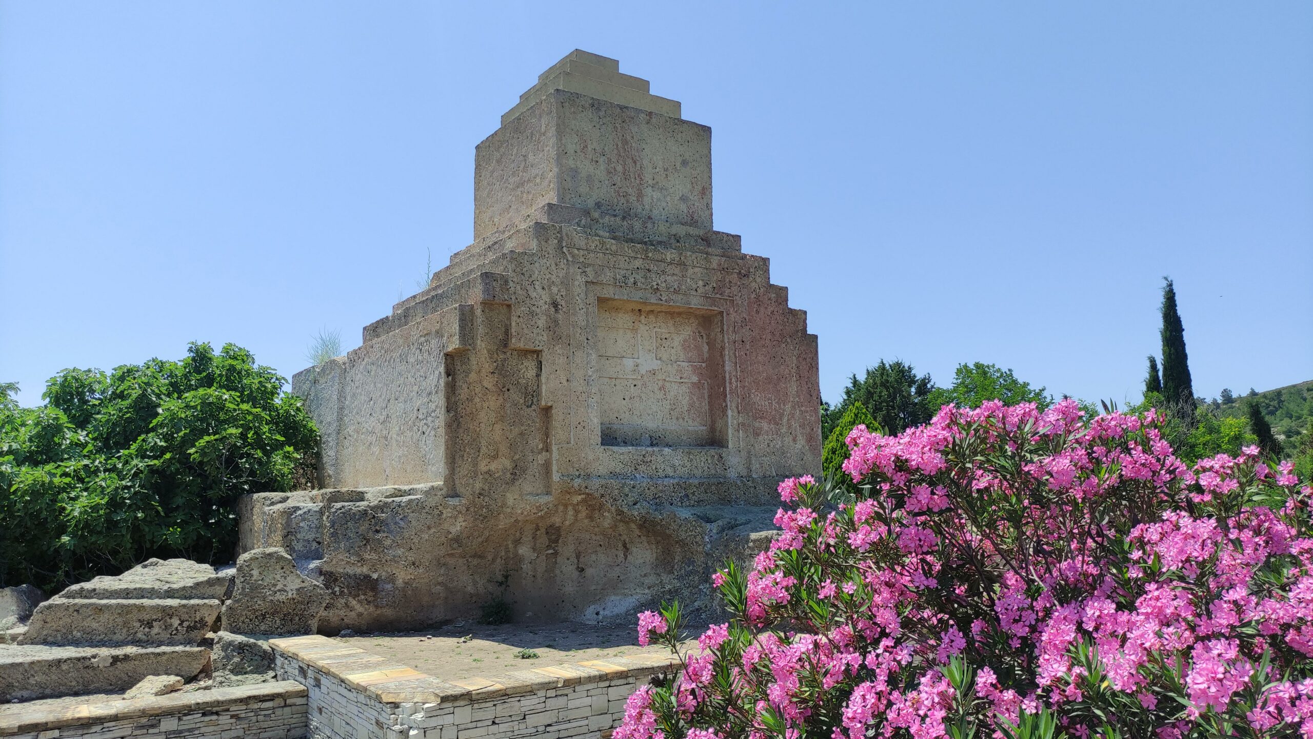 Pers Mezar Anıtı