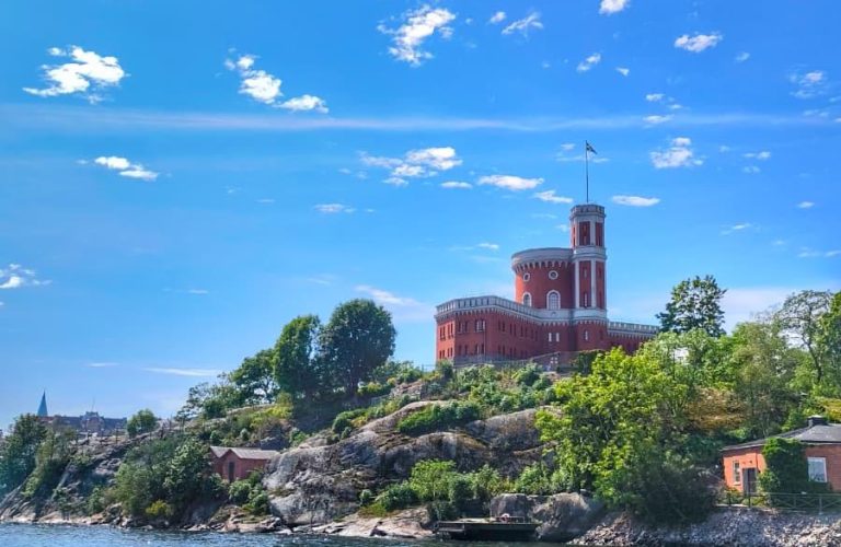 Stockholm Djurgården Adası’ndaki Kastelholmen Kalesi ve çevresindeki deniz manzarası.